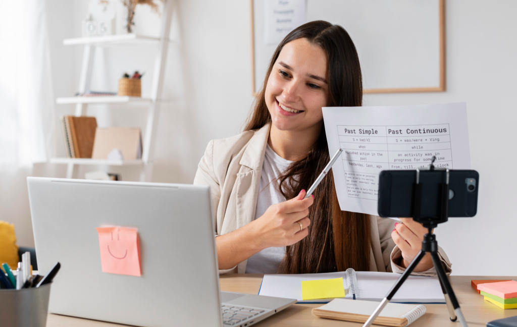 mujer mostrando contenido entretenido a traves de una camara